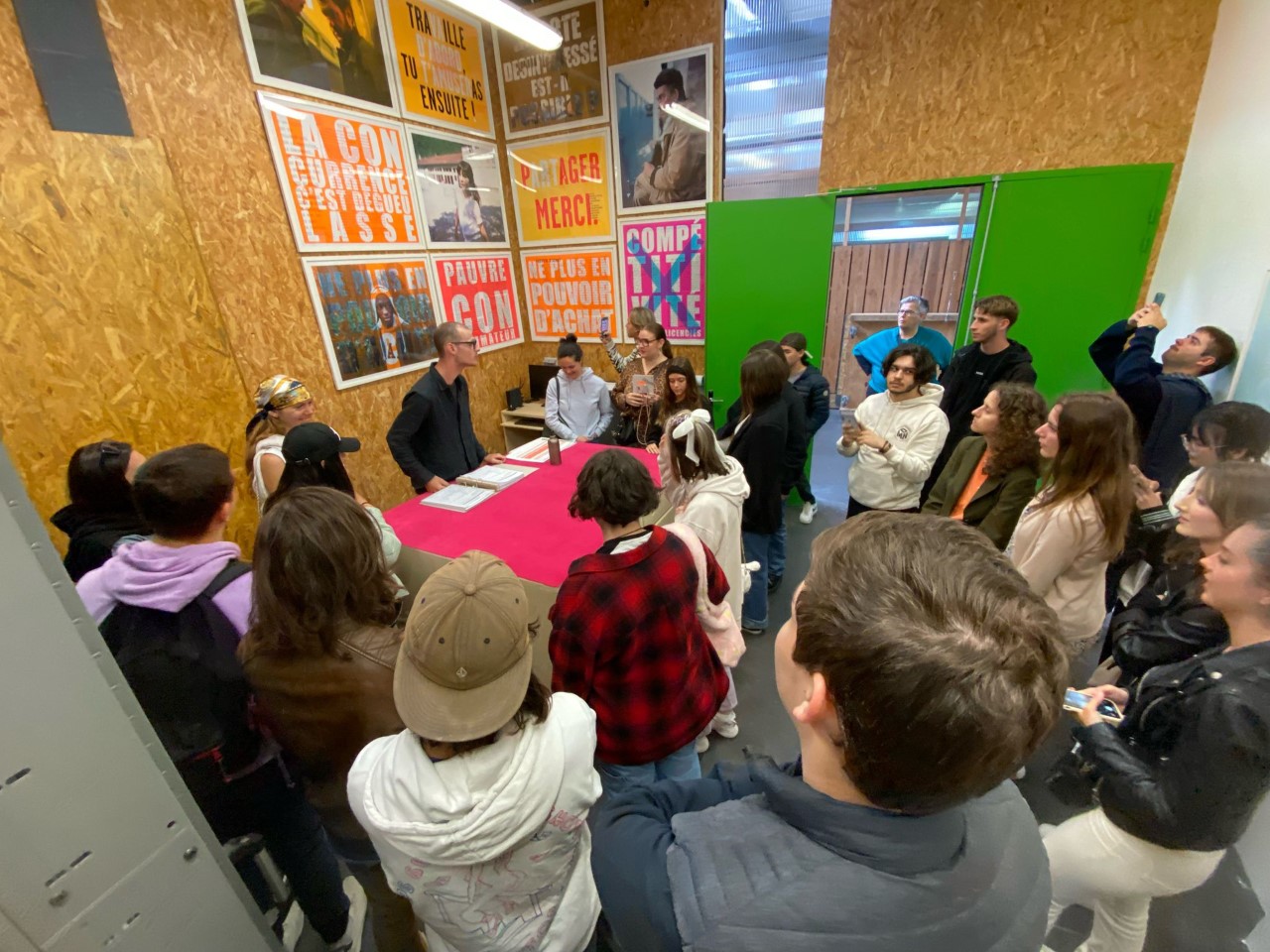 𝗦𝗢𝗥𝗧𝗜𝗘 𝗖𝗨𝗟𝗧𝗨𝗥𝗘𝗟𝗟𝗘 🎨 Les B2 graphisme ont eu la chance de découvrir @lebelordinaire , l’espace d’art contemporain de la Communauté d'agglomération Pau Béarn Pyrénées. Se nourrir, s’inspirer aux travers de l’art, de la littérature et plus généralement de formes d’expression diverses, est une nécessité pour les designers et pour tous les étudiants. 👉À l’#ESDL, nous favorisons l’ouverture d’esprit pour permettre à nos étudiants de développer leur identité et leurs idées.
