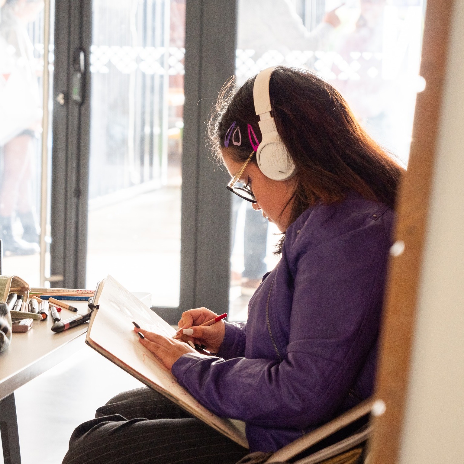 ✨ Plongez dans l'univers captivant de l'école de design des Landes ! ✨ 🎨 Notre école est bien plus qu'un lieu d'apprentissage, c'est un espace où les idées prennent vie et où les étudiants sont encouragés à laisser libre cours à leur créativité. Notre mission est de créer un environnement où les étudiants peuvent non seulement acquérir des compétences solides en design, mais aussi découvrir et affirmer leur propre style. Nous croyons en la puissance de l'authenticité. 💡 C'est pourquoi nous encourageons nos étudiants à explorer, expérimenter et exprimer leur personnalité à travers leurs projets. 🌈 Notre objectif ultime ? Aligner les aspirations professionnelles de nos étudiants avec leur véritable essence, afin qu'ils puissent s'épanouir dans des carrières qui reflètent leur unicité. Rejoignez-nous dans cette aventure créative où les idées prennent leur envol et où chaque étudiant devient le maître de son propre chemin. 🚀✨ #ÉcoleDeDesignDesLandes #Créativité #ExprimeToi