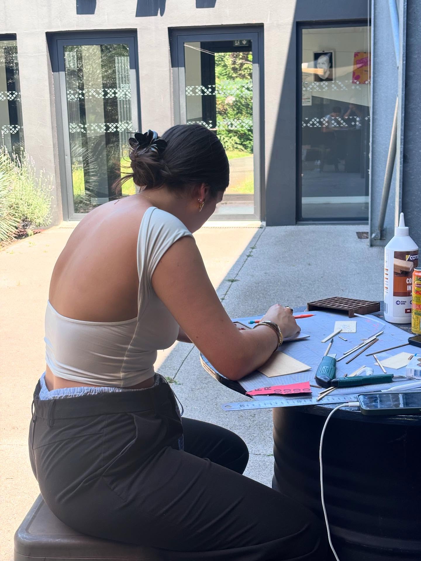 ☀️ Sous le soleil de la création, les idées prennent vie 🌿✨ Quand l’inspiration rencontre le beau temps… ça donne ça ! Et vous, c’est où que vous êtes le plus créatif·ve ? 👇🎨 #ESDL #CampusCréatif #VieÉtudiante #MontDeMarsan #InspirationDuJour
