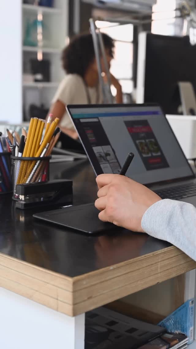 Tu veux travailler dans la pub, le digital ou l’édition ? Ce métier est pour toi ! 💡 💬 Dis-nous en commentaire : tu connaissais vraiment ce métier ? 🔁 Enregistre ce réel pour ton projet d’orientation 👥 Tag un pote qui rêve de bosser dans le design ! #UnJourUnMétier #Graphiste #DesignGraphique #ESDL #CampusLandes #MétiersCréatifs #ÉtudiantsCréatifs #CréationVisuelle #FuturGraphiste #InspirationDesign #ÉtudiantDesigner