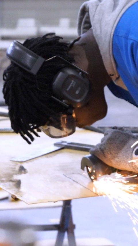 En collaboration avec l’Espace Patrimonial Rozanoff de la base aérienne 118, et le lycée des métiers de l'automobile et du transport Lycée Frédéric Esteve , les étudiants en deuxième année de Bachelor produit et DCI, ont conçu et réalisé du mobilier design avec des pièces d’avions militaires recyclées. ESTIA - Ecole d’Ingénieurs Bidart Après plusieurs mois de travail, les pièces fabriquées ont rejoint le musée Rozanoff ! Direction les coulisses du projet ! À l'ESDL les étudiants réalisent des commandes professionnelles telles que celle-ci durant tout leur cursus ! Envie de participer à projets collaboratifs innovants ? De développer des produits qui sont en accord avec vos valeurs ? Découvrez l'ESDL ➡️ https://esdl.campuslandes.com/ #design #upcycling #ecoledesign