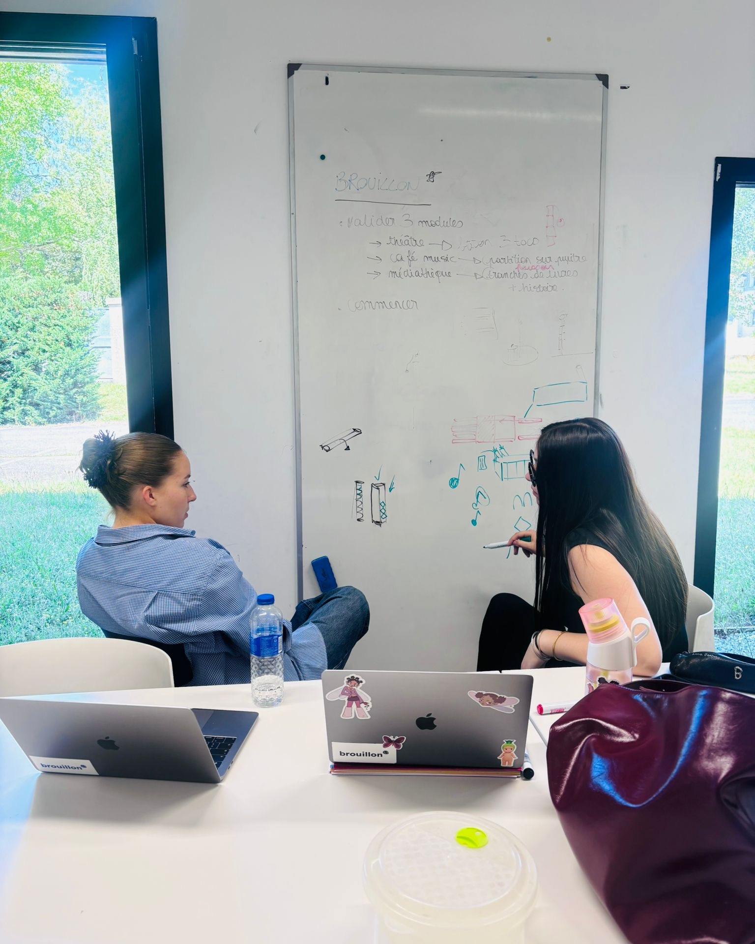 ✨ Le petit point du jour ✨ Entre deux cours, rien de mieux qu’un moment d’échange pour faire le point sur son projet 🎯 Ici, on avance pas à pas, mais toujours ensemble 💪👭 #creatif #campus #landes #ecole #design